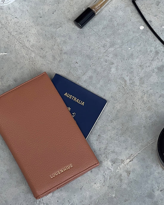 Venice Passport Holder - Toffee